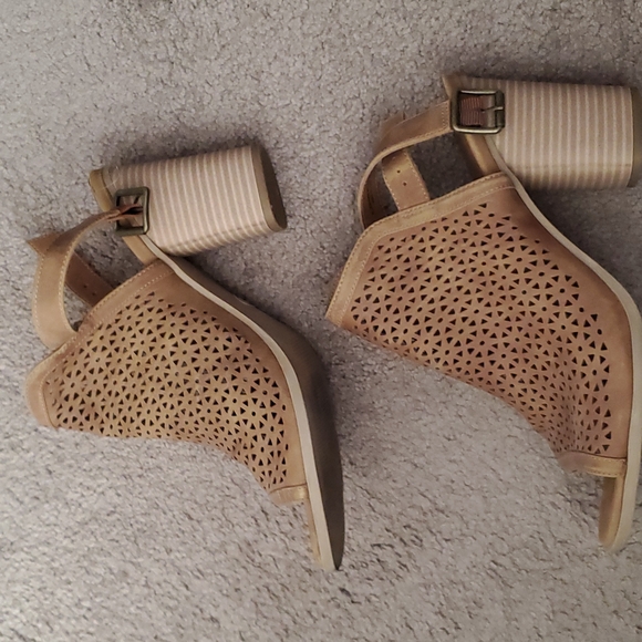 EUC Universal Thread Tan Open Toe Heeled Bootie Sandals - Picture 3 of 5